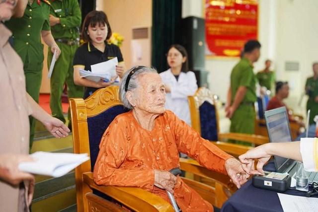 Kỹ thuật viên của GeneStory triển khai lấy mẫu ADN tại địa phương sinh sống của từng thân nhân liệt sĩ (Ảnh: GeneStory). 4