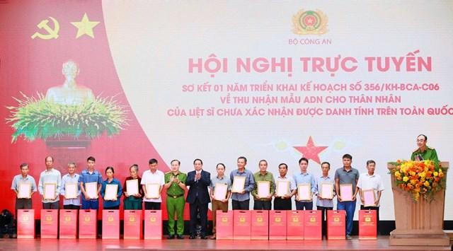 Bộ Công an công bố kết quả triển khai Ngân hàng Gen Liệt sĩ và trao kết quả xác định danh tính liệt sĩ cho các thân nhân (Ảnh: GeneStory). q1