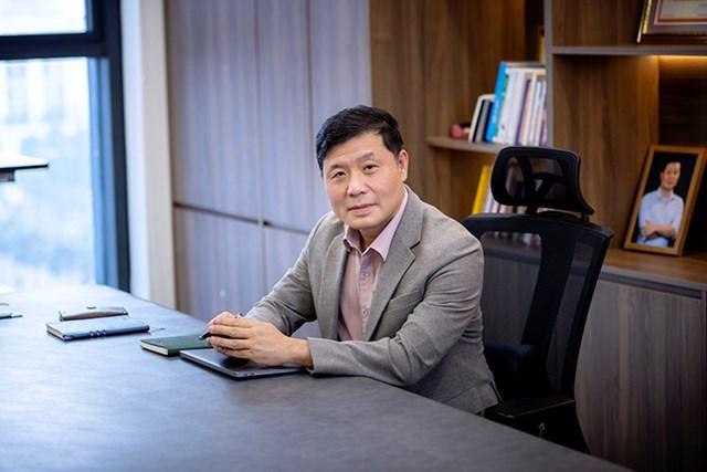 Giáo sư Vũ Hà Văn, nhà đồng sáng lập GeneStory chia sẻ công nghệ tiên tiến giúp các nhà khoa học của hôm nay có thể báo đáp công lao của những chiến sĩ đã hy sinh vì đất nước (Ảnh: GeneStory). q3