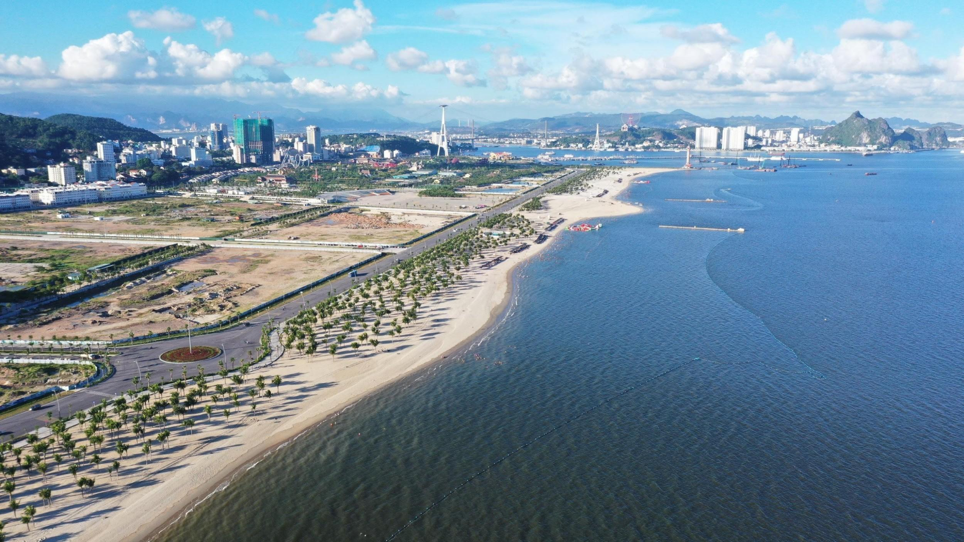 Dự án Sun Elite City ôm trọn bờ biển Bãi Cháy. (Ảnh: Ánh Dương) 5