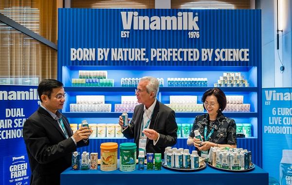 Vinamilk giới thiệu nhiều sản phẩm mới với các ứng dụng công nghệ đột phá tại tại Hội nghị Sữa Toàn cầu 2025. Ảnh: An Minh KQKD Q2 - Anh 4b