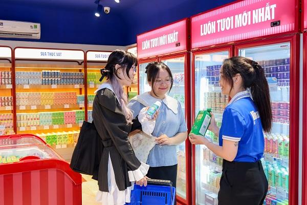 Đổi mới sản phẩm, “thay áo” các cửa hàng theo nhận diện thương hiệu mới giúp Vinamilk tiếp cận tốt hơn đến người tiêu dùng, tác động tích cực đến kết quả kinh doanh. Ảnh: Nguyên Phương Q1