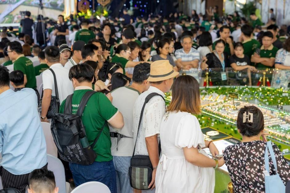 Sự kiện ra mắt dự án Vinhomes Golden City và giới thiệu phân khu Mặt Trời vừa qua đã thu hút hàng nghìn nhà đầu tư 1