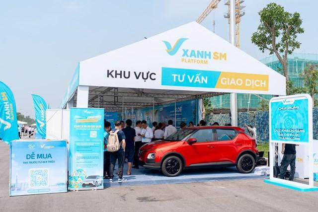 Anh Nguyễn Thái Vân mang chiếc i10 tới sự kiện để với mong muốn chuyển sang Limo Green vì chi phí sử dụng tiết kiệm. 433