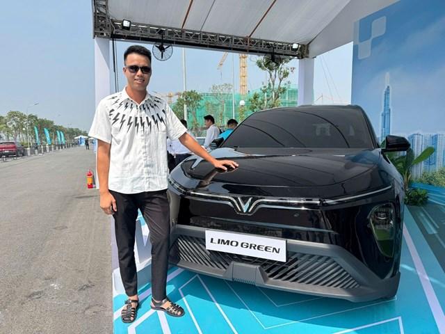 Anh Nguyễn Việt Hùng cho rằng Limo Green có kích thước tốt, tầm vận hành lớn, động cơ khỏe phù hợp chạy dịch vụ. 7