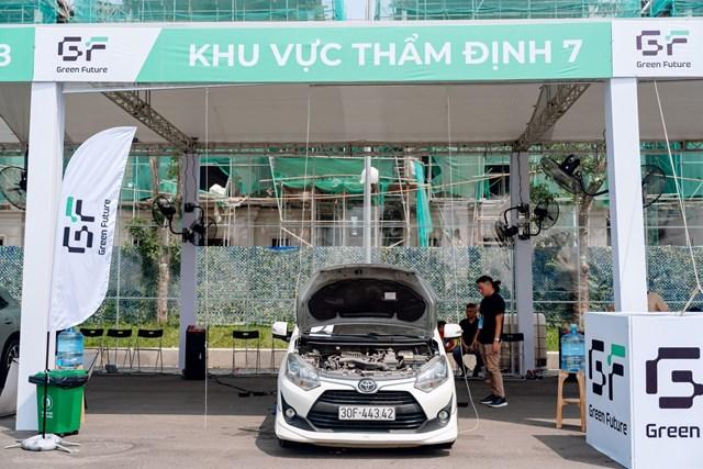 Chiếc Toyota Wigo của anh Minh (Hà Nội) đang được kiểm tra để định giá. a2