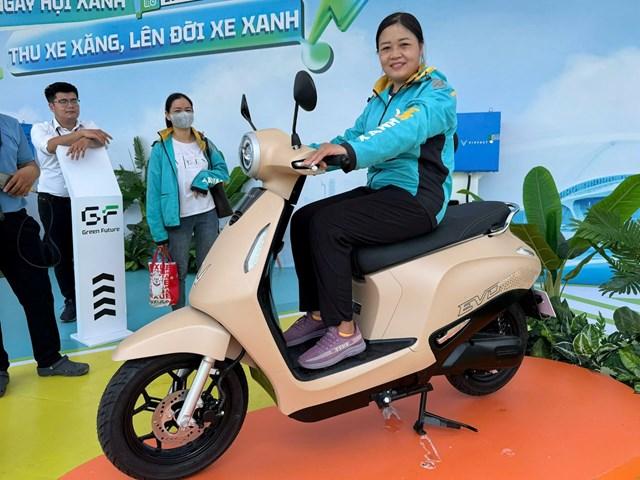 Chị Hiền đánh giá cao mẫu xe máy điện mới Evo Grand. a3
