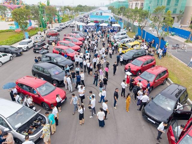 Sự kiện bàn giao VinFast Limo Green thu hút sự quan tâm của đông đảo người dân, khách hàng. Cũng tại Vinhomes Global Gate (Hà Nội), sự kiện Ngày hội Xanh - Thu xe xăng, lên đời xe xanh diễn ra đều đặn vào 3 ngày cuối tuần từ nay đến hết tháng 10 tạo cơ hội khách hàng đến định giá, bán xe xăng cũ và lên đời xe điện mới. 11