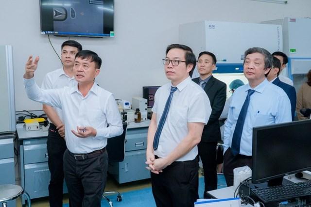 GS.TS.BS Trần Trung Dũng cùng đoàn công tác của Hệ thống y tế Vinmec thăm quan các cơ sở đào tạo của ĐHQG-HCM. 22