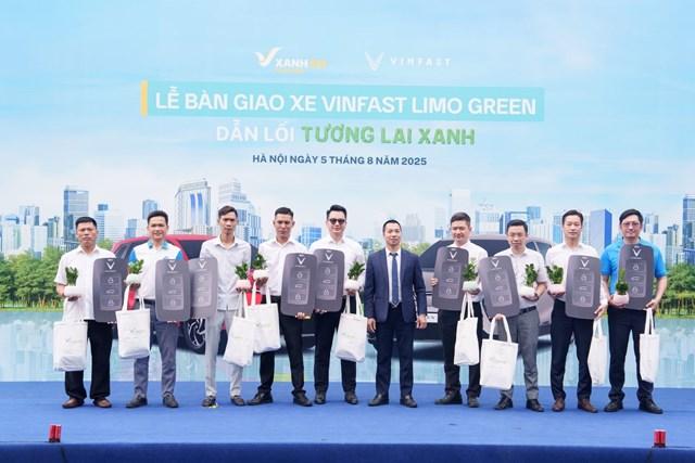 Những khách hàng đầu tiên nhận xe VinFast Limo Green. 322