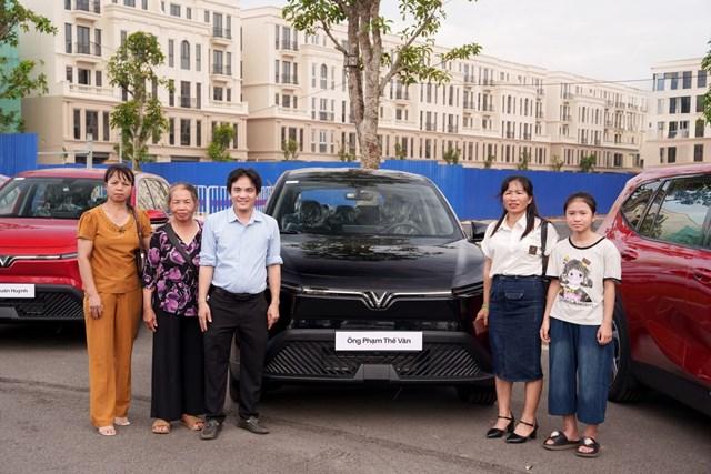 Khách hàng Phạm Thế Văn cùng gia đình di chuyển từ Lào Cai về Hà Nội để tham dự lễ bàn giao xe Limo Green. 444