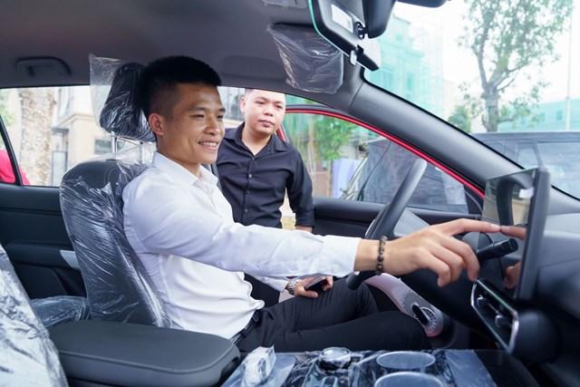 Khách hàng thích thú trải nghiệm VinFast Limo Green. q11