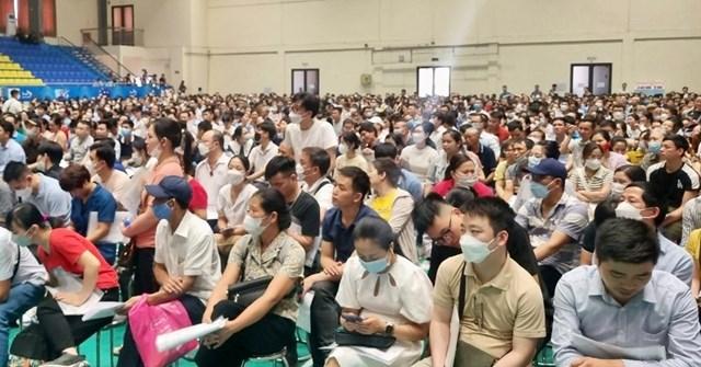 Những “biển người” xếp hàng làm thủ tục mua NƠXH cho thấy nhu cầu sở hữu nhà ở đang rất lớn. 123