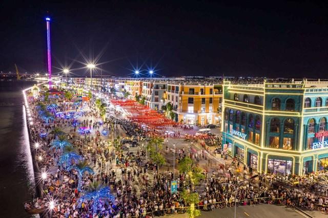 Dòng người tấp nập, minh chứng cho sức hút ngày càng lớn của đảo Vũ Yên trong vai trò trung tâm mới của Hải Phòng. 11