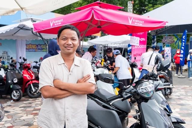 Anh Võ Thanh Hiệp ấn tượng với khả năng tăng tốc và sự êm ái của xe máy điện VinFast 2