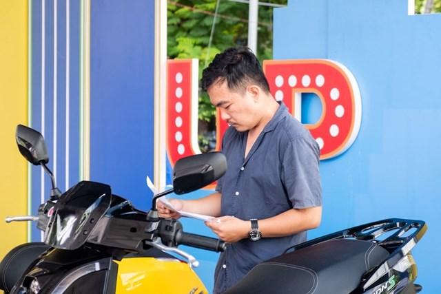 Anh Lê Long (TP.HCM) cho rằng, chuỗi sự kiện của VinFast giúp người dùng dễ dàng xử lý xe máy xăng cũ, lên đời xe máy điện 44