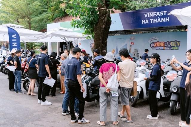 Sự kiện “Đổi xăng lấy điện - Cùng VinFast kiến tạo tương lai xanh” vẫn duy trì sức hút tại TP.HCM 5