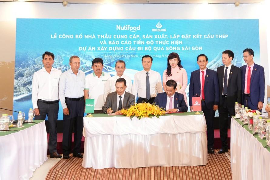 Cầu đi bộ qua sông Sài Gòn có vị trí rất đặc biệt, không chỉ có nghĩa về kiến trúc, về cảnh quan nằm mà còn nằm ngay tại khu vực trung tâm 11