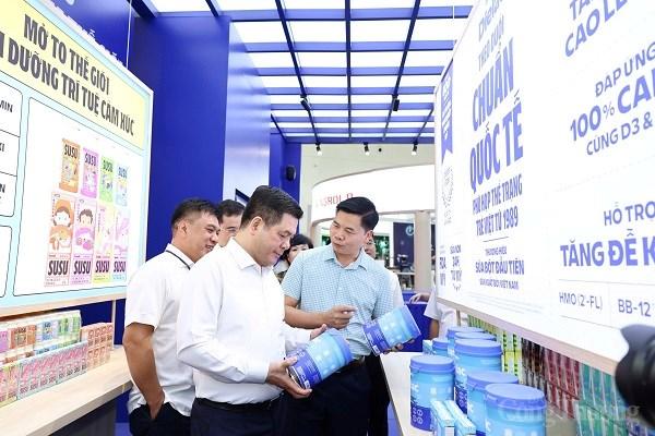 Bộ trưởng Bộ Công Thương Nguyễn Hồng Diên tham quan và kiểm tra gian hàng Vinamilk tại khu trưng bày (Ảnh: Nam Nguyễn). 12