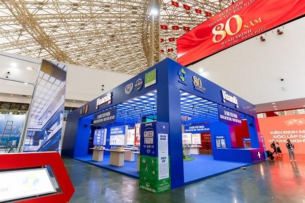Với sắc xanh rực rỡ và thiết kế hiện đại, gian hàng Vinamilk nổi bật ngay cổng vào không gian “Khởi nghiệp kiến quốc” - nơi tôn vinh vai trò của kinh tế tư nhân theo tinh thần Nghị quyết 68 của Bộ Chính trị về phát triển kinh tế tư nhân (Ảnh: Duy Cường). anh-1a
