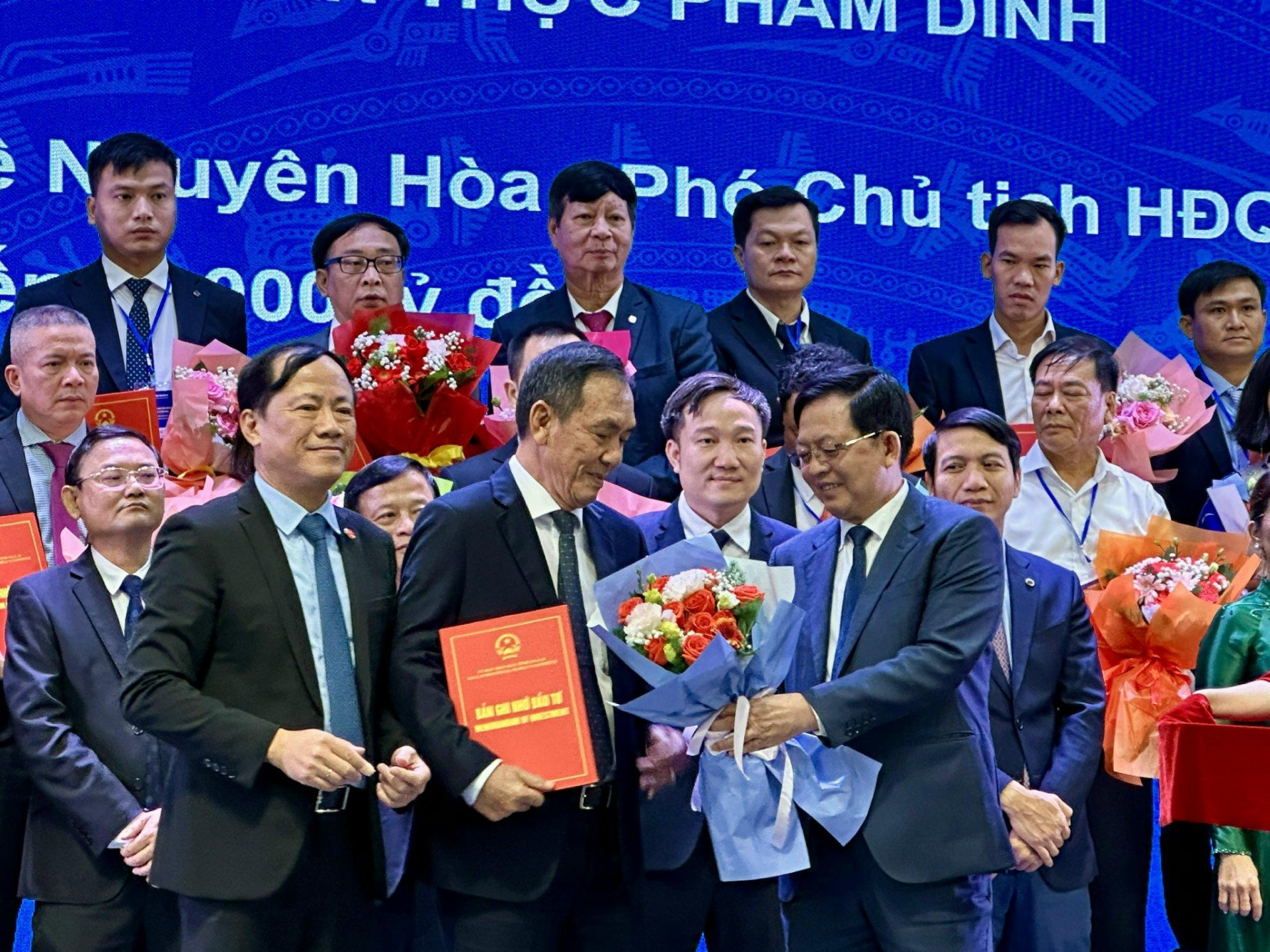 i diện Nutifood nhận hoa của lãnh đạo tỉnh Gia Lai tại Hội nghị xúc tiến đầu tư tỉnh Gia Lai