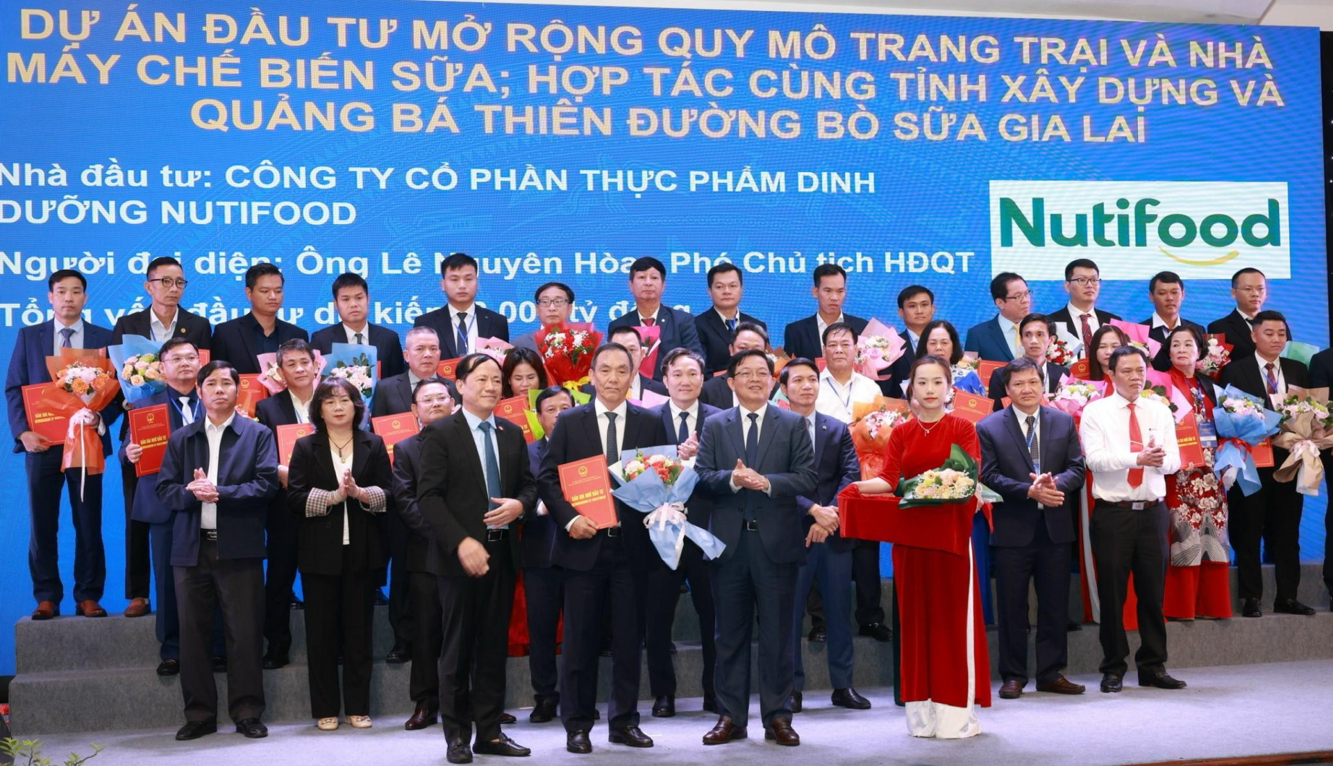 Lãnh đạo tỉnh Gia Lai ký kết biên bản hợp tác đầu tư với Công ty Nutifood với dự án mở rộng trang trại bò sữa trị giá 6.000 tỉ đồng i diện Nutifood nhận hoa của lãnh đạo tỉnh Quảng Nam tại Hội nghị Xúc tiến đầu tư tỉnh Gia Lai_1