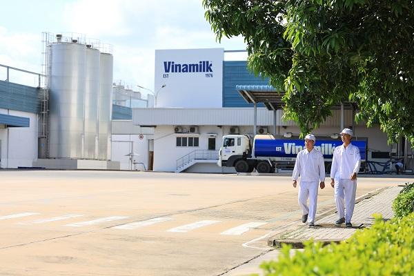 Vinamilk là doanh nghiệp sữa đầu tiên sở hữu cả trang trại và nhà máy đạt trung hòa carbon theo tiêu chuẩn PAS 2060:2014 (Ảnh: Minh Anh). NH 3B