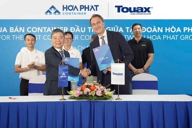 hoa-phat-ban-giao-container-cho-touax-container-leasing