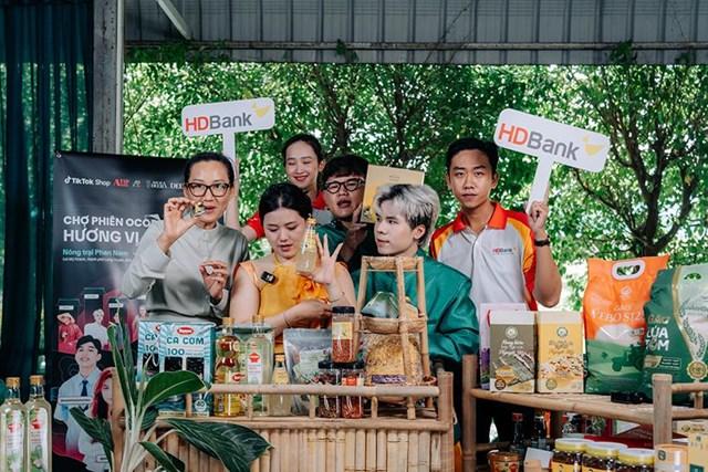 HDBank cùng các chủ thể OCOP đưa nông sản Việt lên nền tảng số - Livestream trên TikTok, góp phần kết nối sản phẩm với thị trường, và mở ra hướng đi mới cho kinh tế nông thôn, năng động và bền vững anh-2
