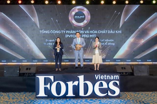 Ông Nguyễn Xuân Hòa - Chủ tịch HĐQT PVFCCo - Phú Mỹ nhận Danh hiệu Top 50 công ty niêm yết tốt nhất Việt Nam 2025. 5
