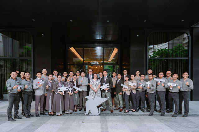 Đồng hành cùng cư dân là đội ngũ quản gia Marriott - những người được đào tạo chuyên sâu, mang đến dịch vụ cá nhân hóa nhằm giúp chủ nhân toàn tâm dành thời gian cho những điều quan trọng: công việc, gia đình hay bản thân. a1