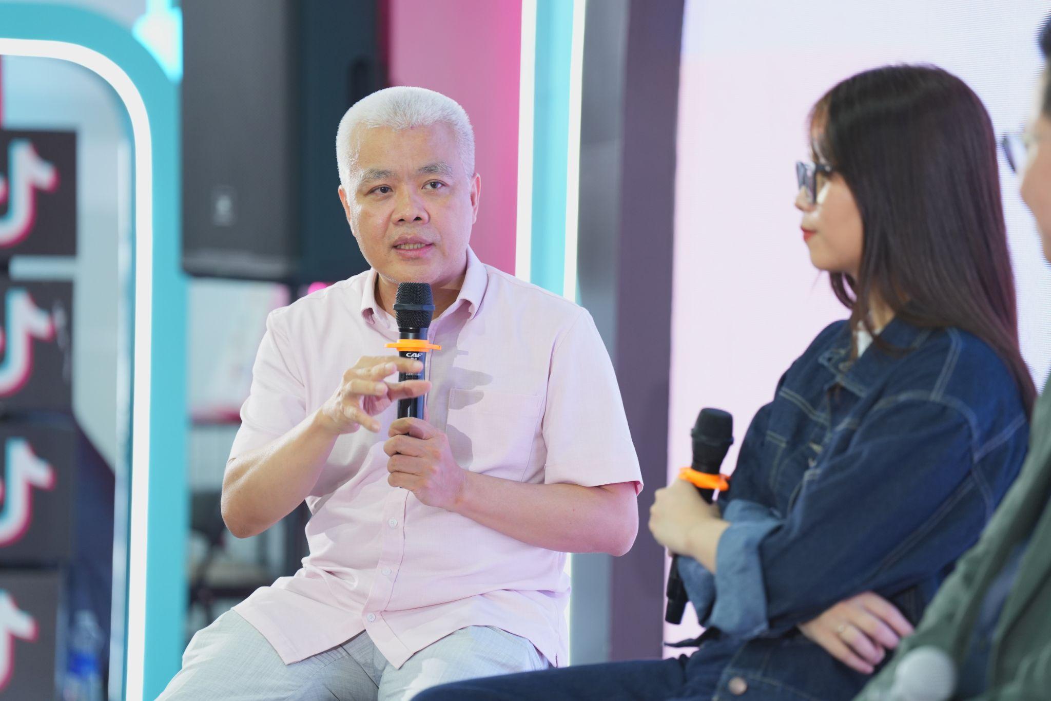 Ông Nguyễn Lâm Thanh - Giám đốc chính sách Tiktok Việt Nam cho biết, Tiktok đã lấy ý kiến và lắng nghe từ nhiều đối tượng khác nhau, như thiếu niên phụ huynh, kol, nhà sáng tạo nội dung, các thầy cô, người dùng... để xây dựng những chương trình và từ đó truyền thông, tổ chức các chiến dịch lan tỏa các nội dung tích cực trên nền tảng, giúp các bạn thiếu niên có cuộc sống lành mạnh trên môi trường mạng. 111747578420.jpeg