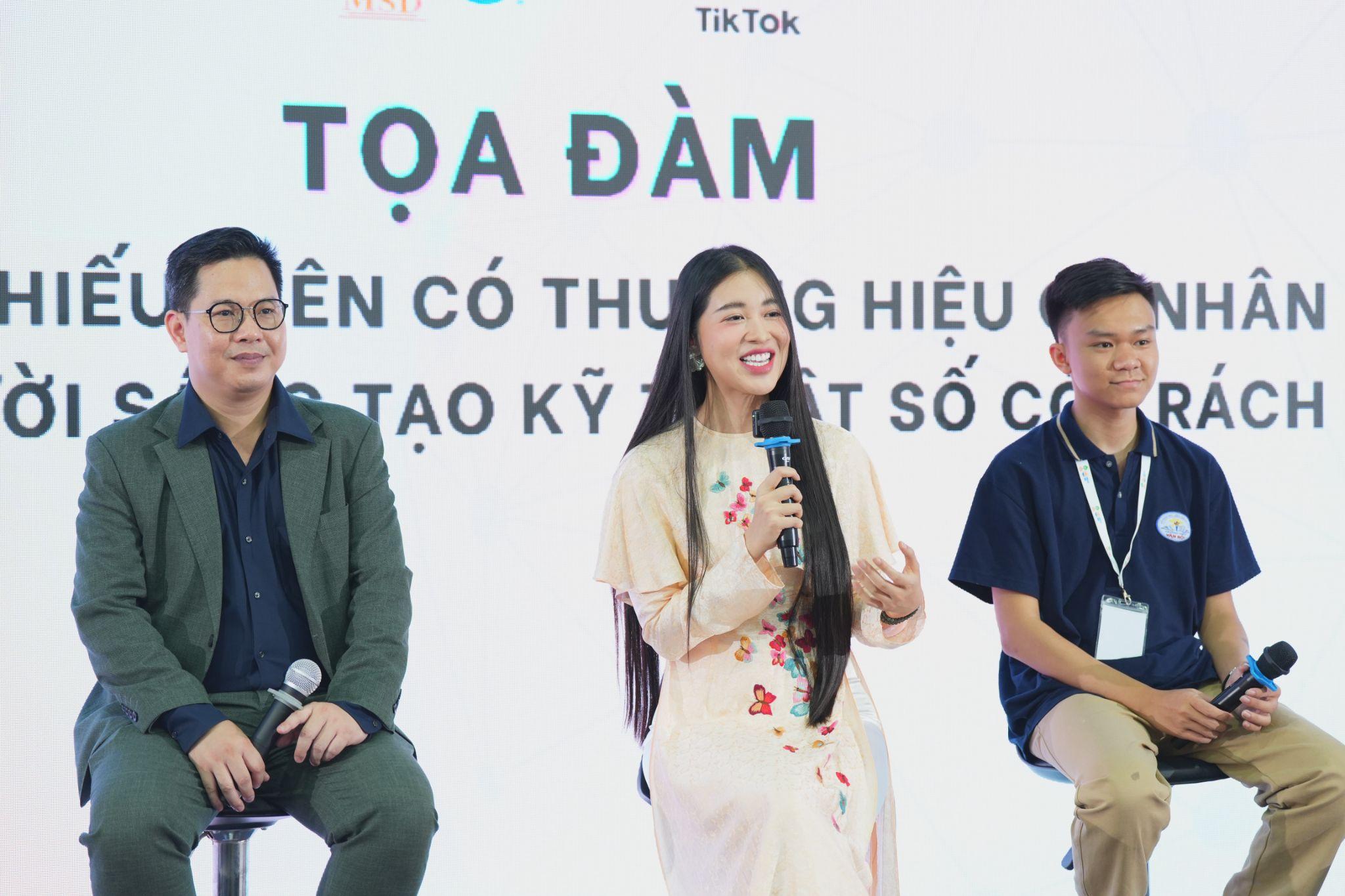 Là một giảng viên đại học và content creator, chị Vũ Quỳnh Trang - Chủ kênh TikTok “Hoa hậu Vỉa hè” đã khuyến khích phụ huynh cùng con tìm hiểu các xu hướng trên mạng để có thể trò chuyện và đồng hành cùng con. Chị nhắn nhủ các bạn trẻ hãy xây dựng hình ảnh tử tế và chân thật để nhận được sự tin tưởng từ gia đình. 91747578420.jpeg