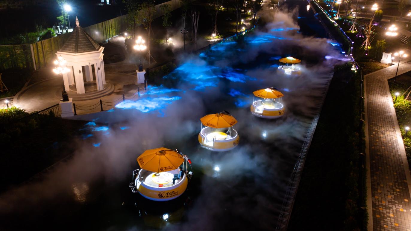 Dòng sông Ánh sáng tại Thành phố Thiên niên kỷ T&T City Millennia vừa được chính thức công nhận là Tuyến đường thủy trong khuôn viên Khu đô thị tích hợp hệ thống phun sương và công nghệ trình chiếu âm thanh, ánh sáng dài nhất. 31754655878.jpeg