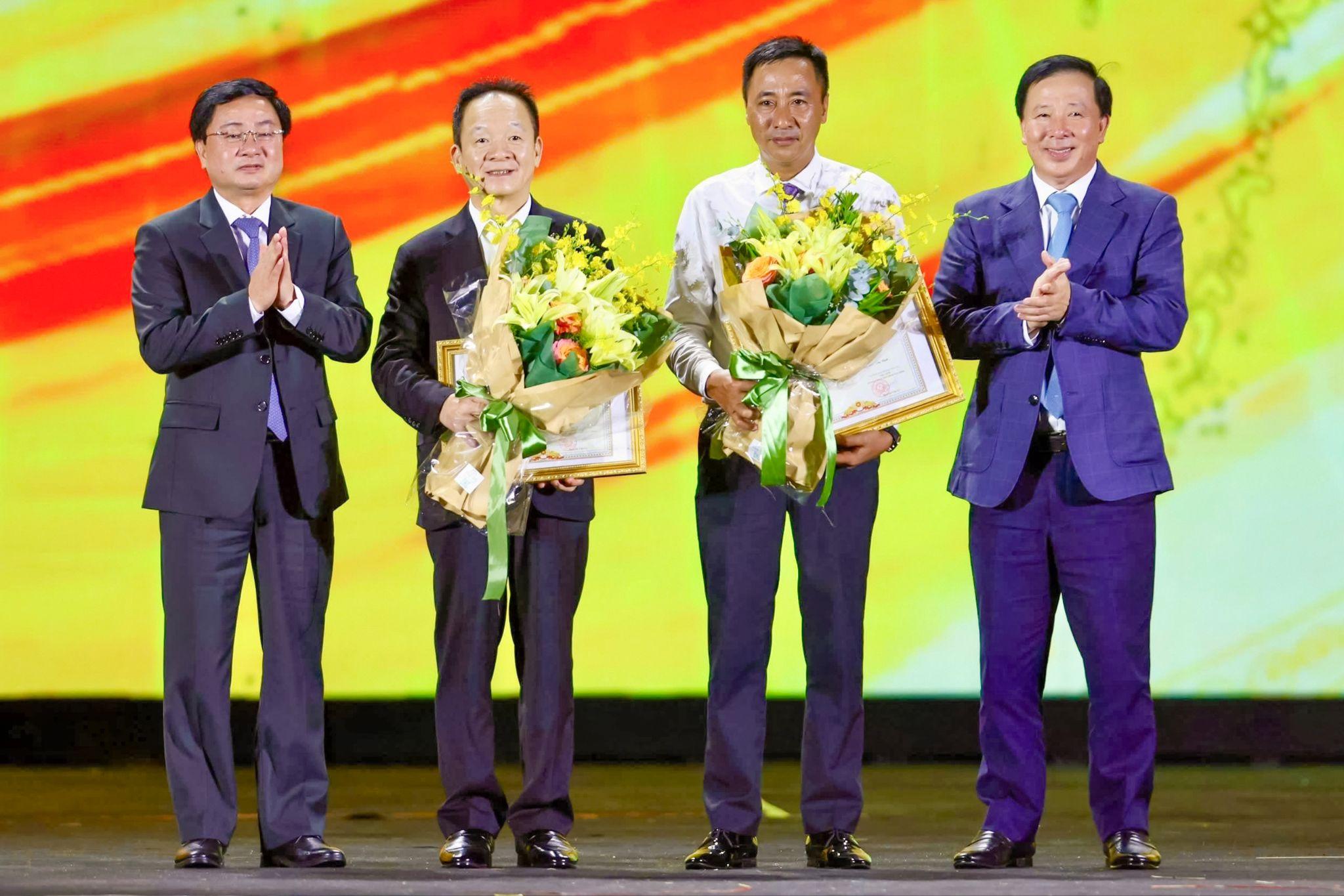 Chủ tịch Ủy ban nhân dân tỉnh Tây Ninh đã trao tặng bằng khen cho Tập đoàn T&T và cá nhân doanh nhân Đỗ Quang Hiển, Nhà sáng lập, Chủ tịch điều hành Tập đoàn T&T Group vì những đóng góp tích cực cho sự phát triển kinh tế xã hội của địa phương. 01754818754.jpeg