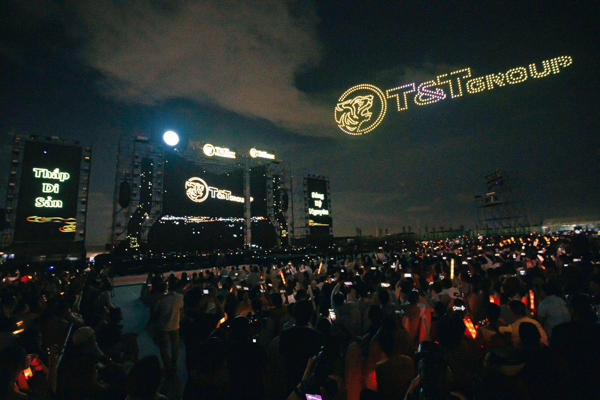 Màn trình diễn drone ánh sáng đầy cảm xúc trên bầu trời Thành phố Thiên niên kỷ T&T City Millennia. 71754818754.jpeg