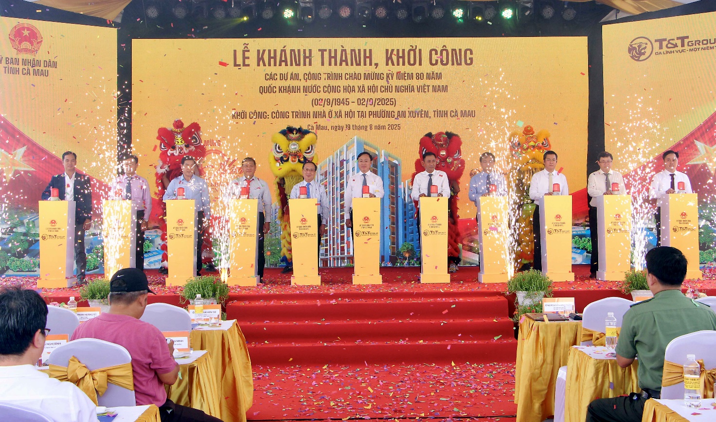 Các đại biểu thực hiện nghi lễ khởi công công trình nhà ở xã hội tại phường An Xuyên, tỉnh Cà Mau. 01755592911.jpeg