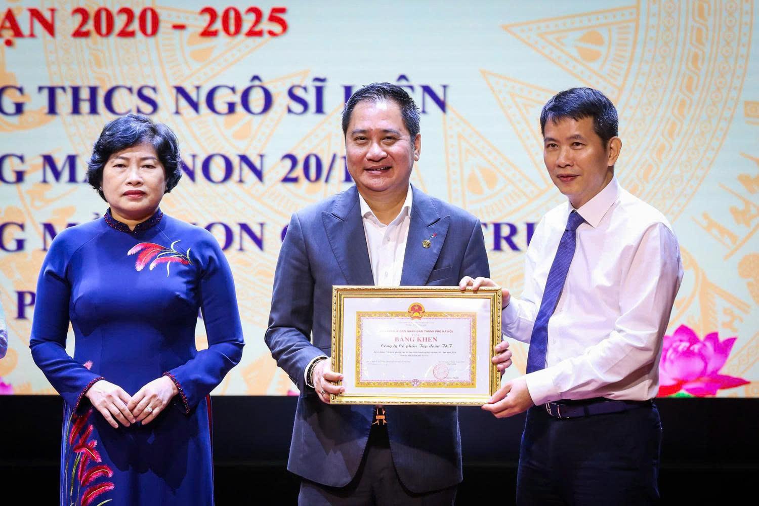Ông Mai Xuân Sơn, Tổng Giám đốc T&T Group thay mặt Tập đoàn nhận bằng khen tại sự kiện. 01756289551.jpeg