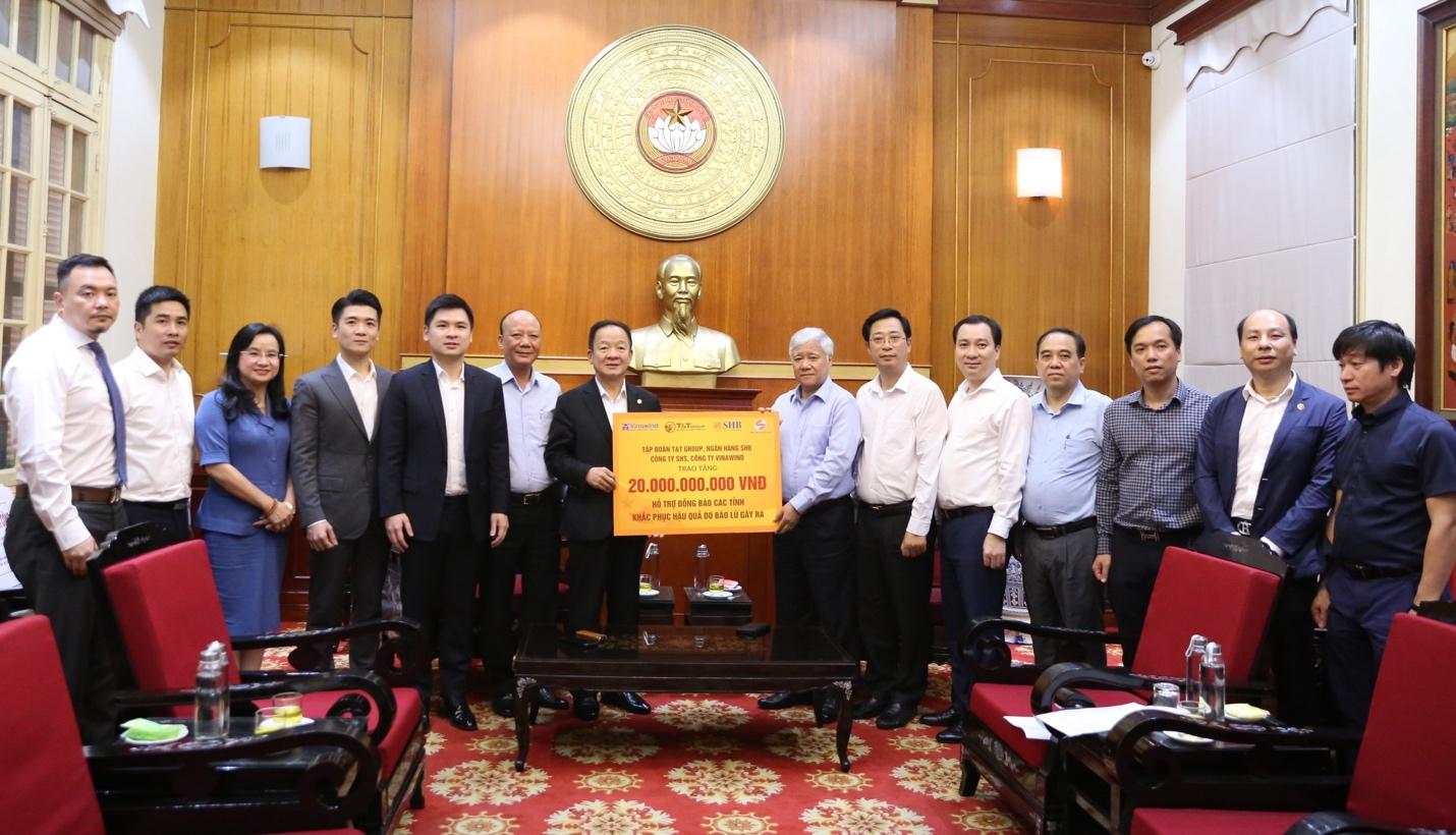 Ông Đỗ Quang Hiển, Nhà sáng lập, Chủ tịch Điều hành Tập đoàn T&T, Chủ tịch HĐQT Ngân hàng SHB trao ủng hộ 20 tỷ đồng cho Ủy ban Trung ương MTTQ Việt Nam nhằm hỗ trợ các địa phương khắc phục thiệt hại sau bão số 3 năm 2024. 21756289551.jpeg