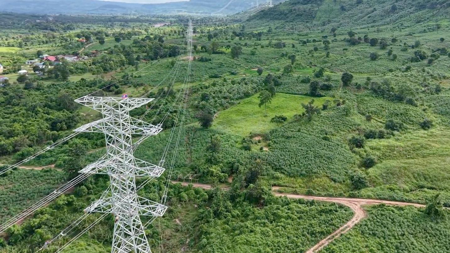 Sau hơn 6 tháng thi công thần tốc, tuyến đường dây truyền tải 220kV từ nhà máy điện gió Savan 1 trên lãnh thổ Lào đã được hoàn thành. 41756740025.jpeg