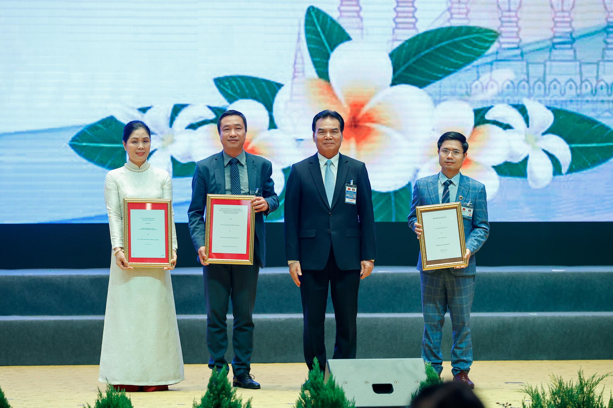 Lãnh đạo Bộ Kế hoạch và Đầu tư Lào trao hợp đồng tô nhượng dự án điện gió Savan 1 cho ông Nguyễn Thái Hà, Tổng Giám đốc Công ty TNHH MTV Điện gió Savan 1 (thứ hai từ trái sang). (Ảnh Nhật Bắc/VGP) 31757144762.jpeg