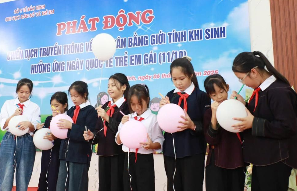 Học sinh viết thông điệp về Chiến dịch truyền thông lên bóng bay. 11760093639.png
