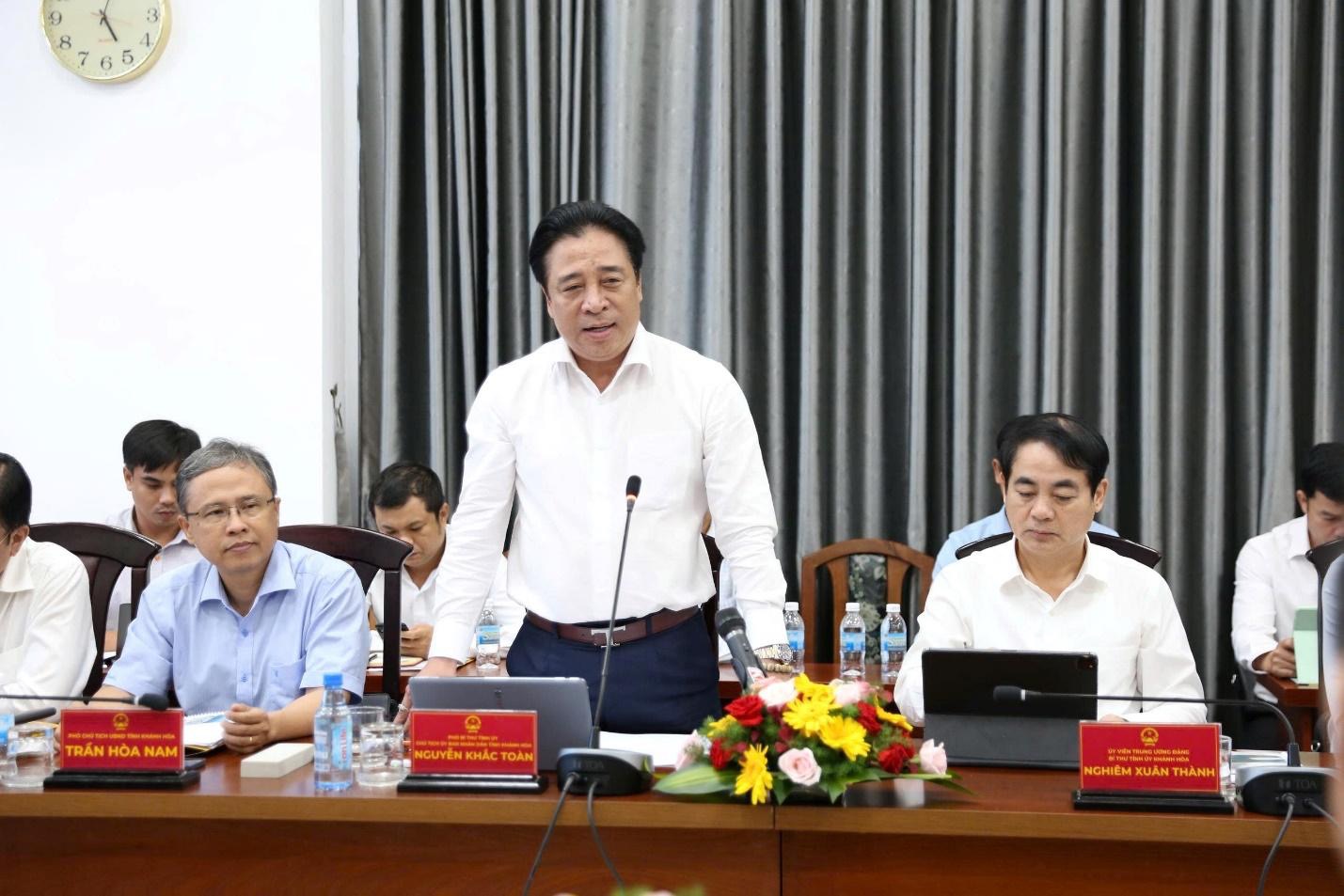 Ông Nguyễn Khắc Toàn, Phó Bí thư Tỉnh ủy, Chủ tịch UBND tỉnh Khánh Hòa phát biểu tại buổi làm việc. 31761917698.jpeg