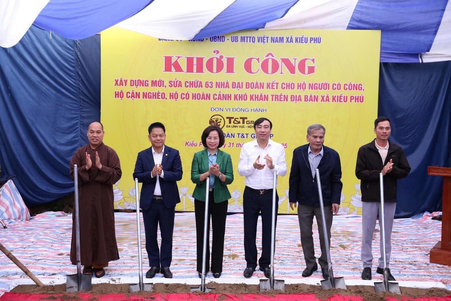 Các đại biểu thực hiện nghi thức khởi công. 31761918123.jpeg