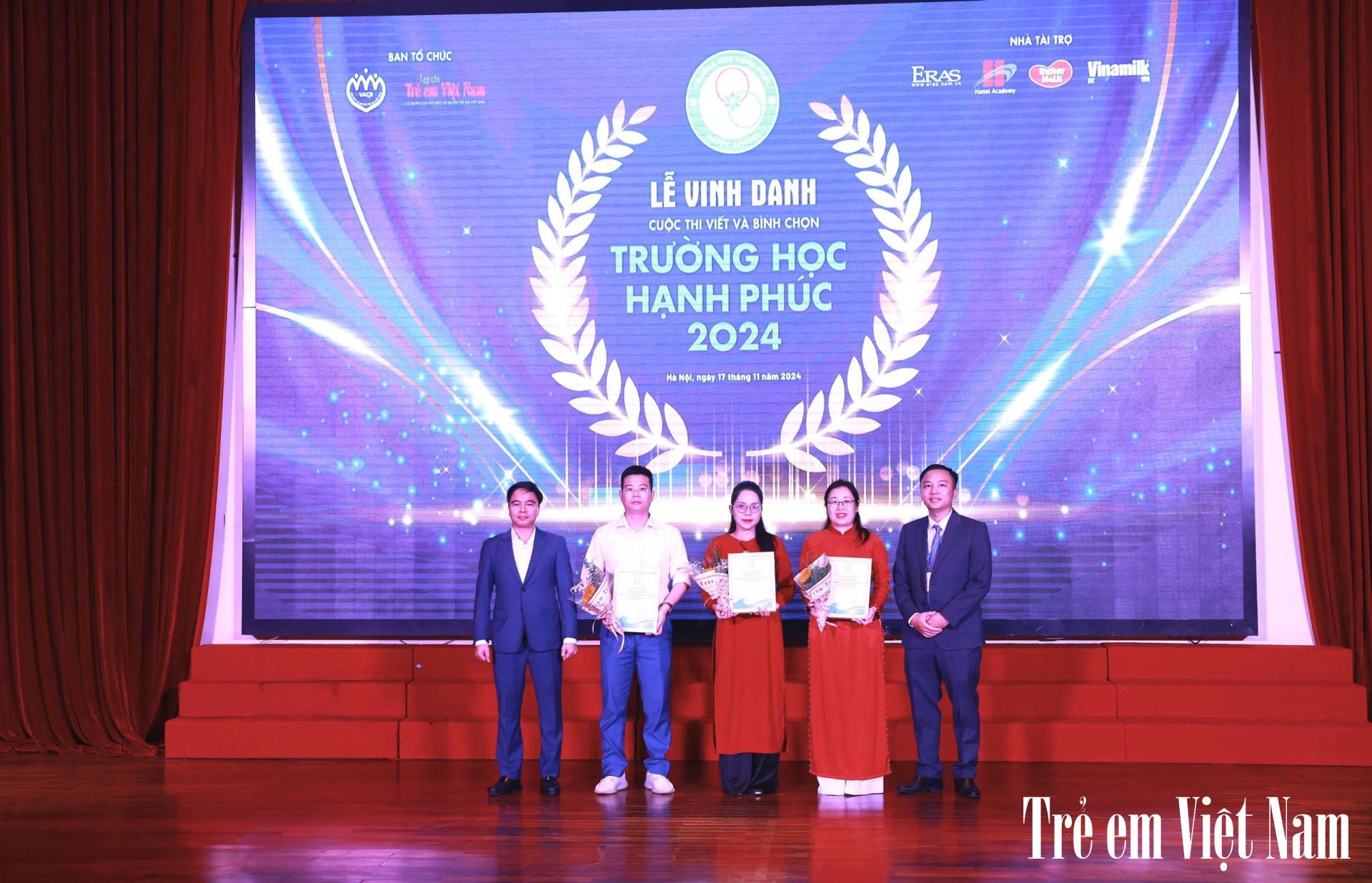 Ông Nguyễn Mạnh Huy - Tổng Biên Tập Tạp chí Trẻ em Việt Nam (bên phải), Trưởng Ban Tổ chức cuộc thi và ông Nguyễn Ngọc Quang - Tổng Thư ký Tòa soạn Tạp chí Trẻ em Việt Nam, Phó Ban Thường trực cuộc thi, trao vinh danh Top 10 trường liên cấp hạnh phúc: Hệ thống giáo dục Alpha; Trường Song ngữ quốc tế Hanoi Academy; Trường Tiểu học, THCS và THPT Đoàn Thị Điểm Hạ Long.