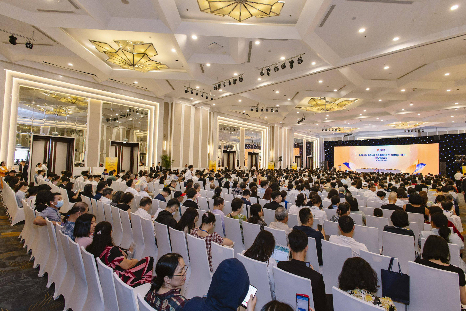 Các cổ đông đặt niềm tin tuyệt đối vào ban lãnh đạo SHB bứt phá vươn tầm trong kỷ nguyên mới. she
