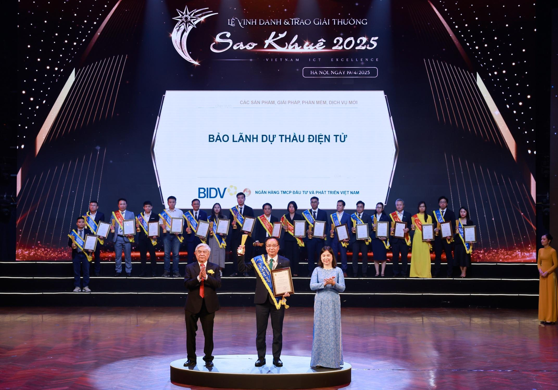 Đại diện Ban Khách hàng Doanh nghiệp BIDV nhận giải thưởng với Giải pháp Bảo lãnh điện tử kết nối Hệ thống đấu thầu qua mạng quốc gia. BIDV