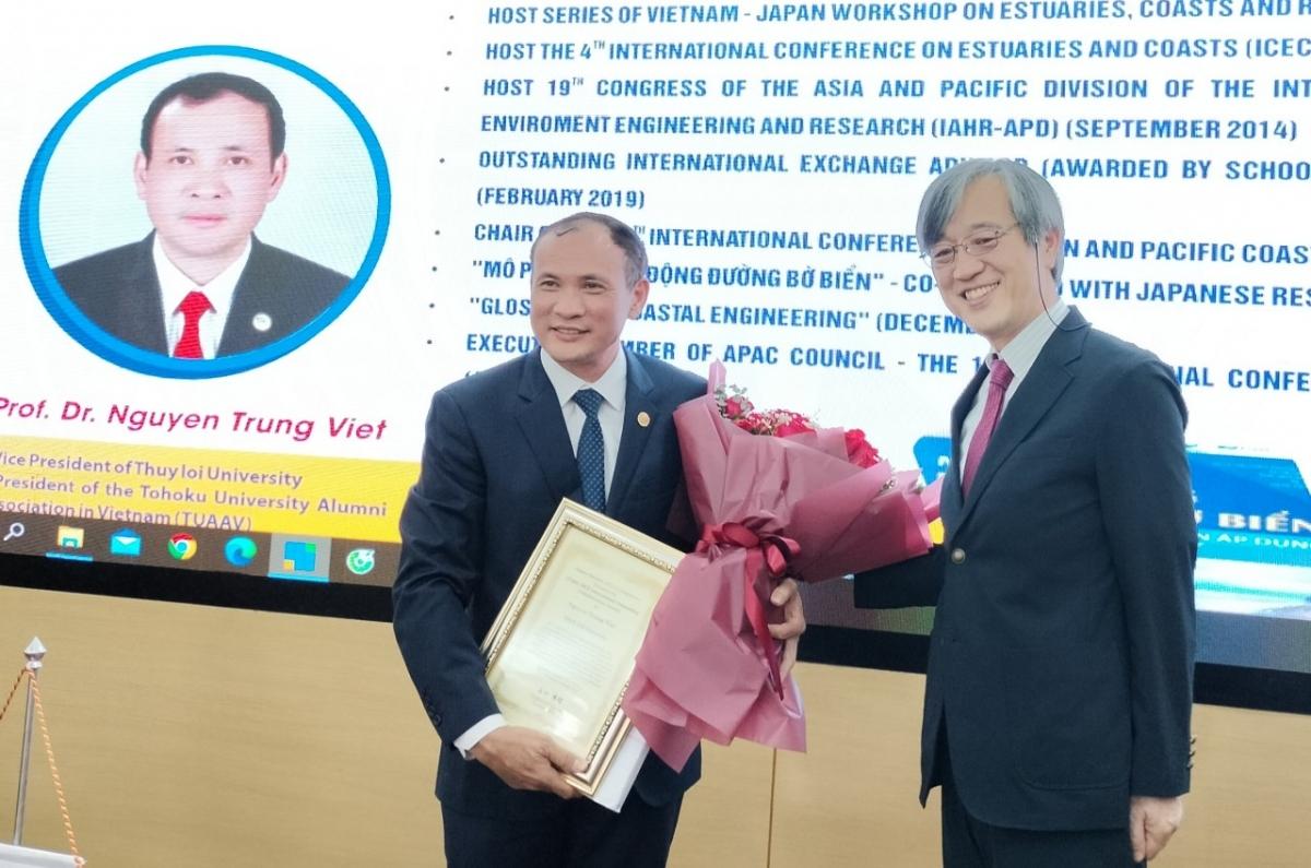 GS.TS Nguyễn Trung Việt vinh dự nhận giải thưởng xuất sắc về quan hệ quốc tế do Hiệp hội Kỹ sư Xây dựng Nhật Bản trao tặng. GS.TS Nguyễn Trung Việt
