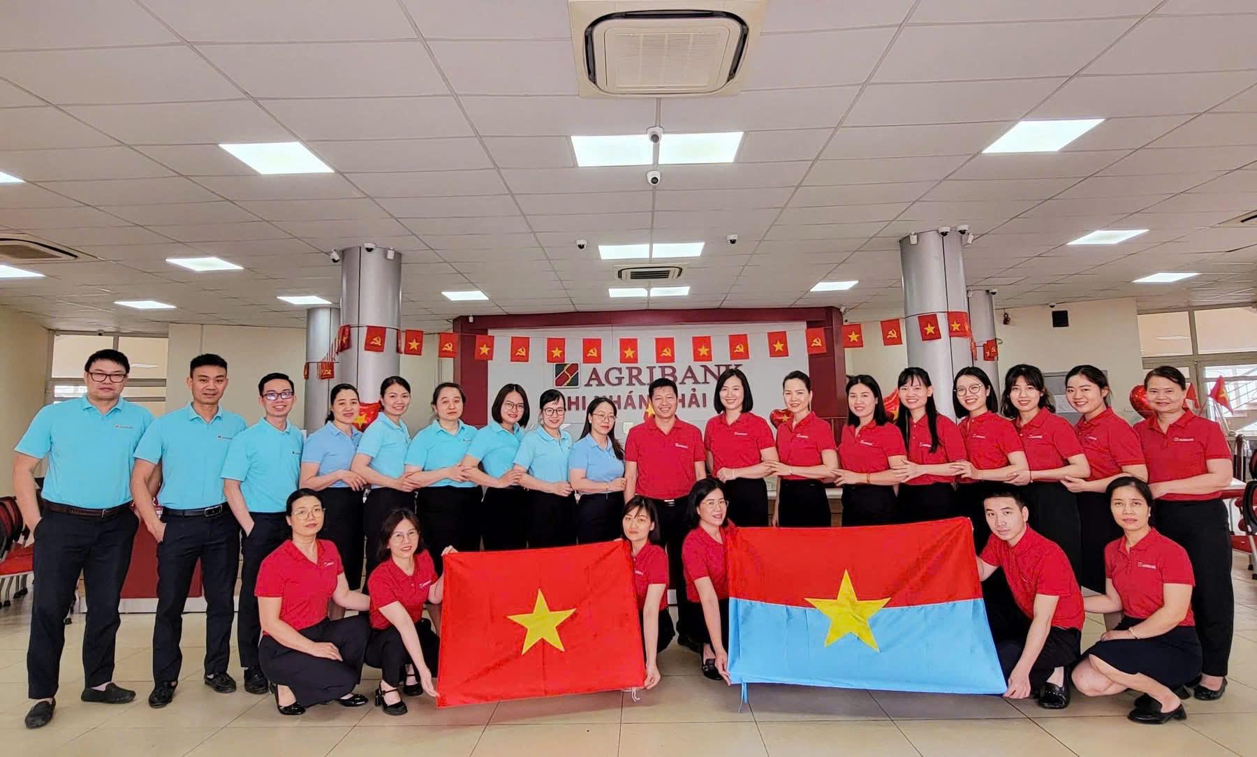Agribank hòa chung không khí tự hào hướng tới kỷ niệm 50 năm Giải phóng miền Nam, thống nhất đất nước (30/4/1975 – 30/4/2025) agriabank1