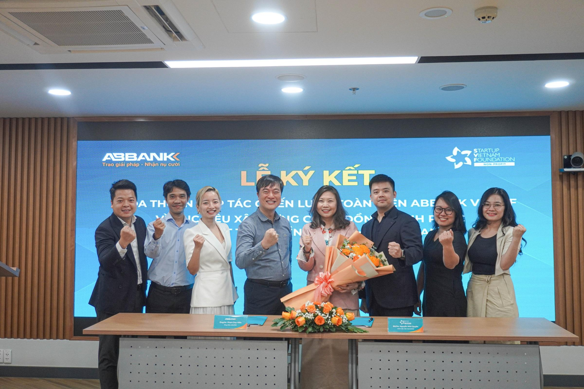ABBANK và SVF ký Thỏa thuận hợp tác Chiến lược toàn diện, phối hợp triển khai cung cấp những hình thức hỗ trợ, thúc đẩy các mô hình kinh doanh bền vững cho doanh nghiệp và các hộ gia đình, đặc biệt là tại các di sản làng nghề truyền thống, từ đó nâng cao chất lượng cuộc sống cộng đồng, tạo sinh kế, đóng góp vào sự phát triển chung của Việt Nam. ABBank